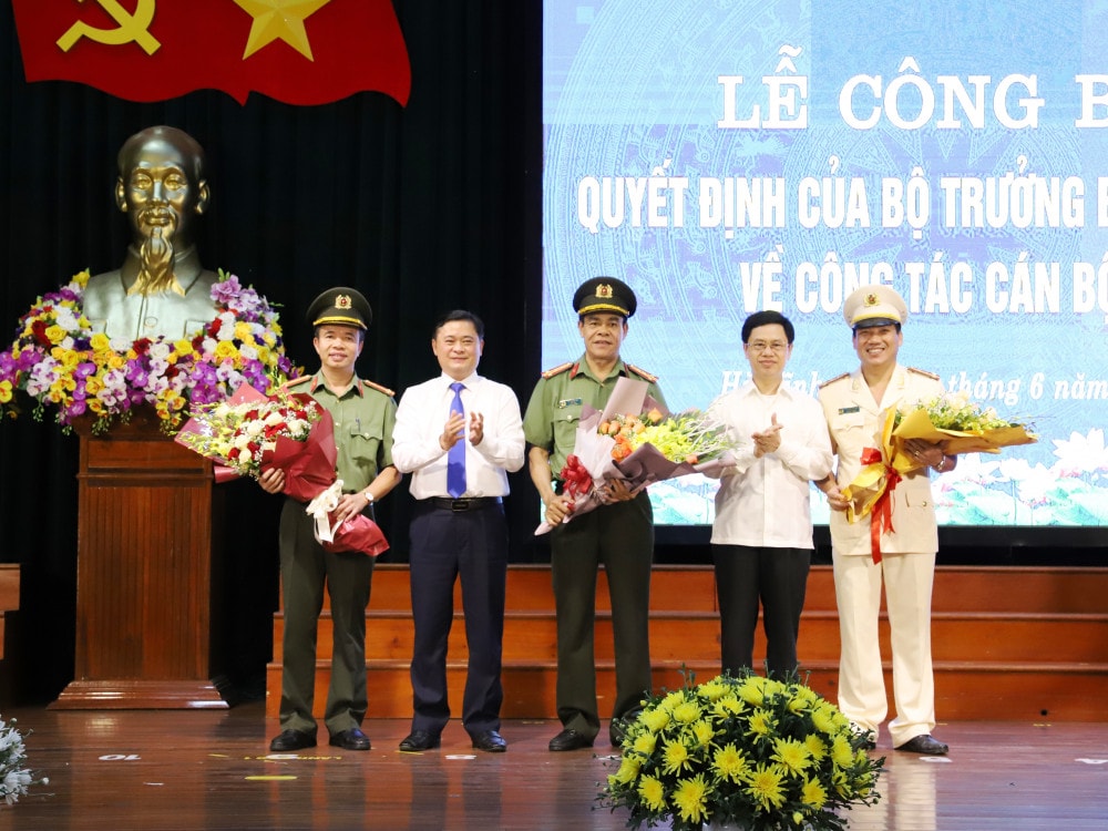 Lãnh đạo tỉnh Nghệ An tặng hoa chúc mừng Đại tá Lê Khắc Thuyết, Đại tá Võ Trọng Hải, Đại tá Nguyễn Tiến Nam -Ảnh: CAHT