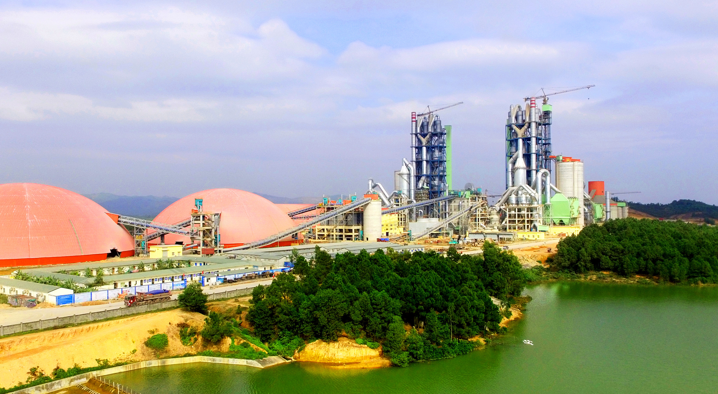 Toàn cảnh Nhà máy xi măng Sông Lam ở Đô Lương. Ảnh tư liệu: Nhật Minh