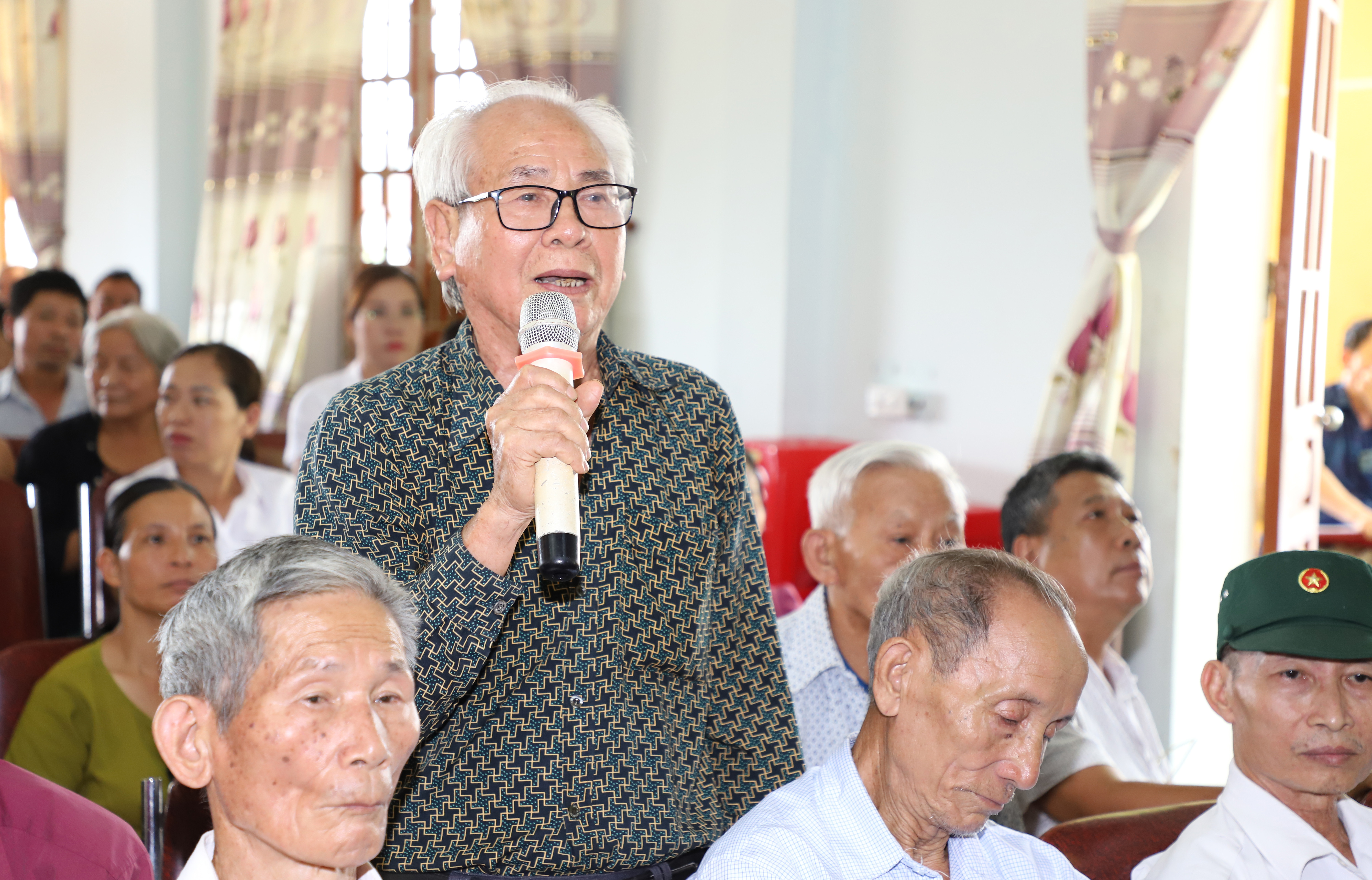 Cử tri Nguyễn Hữu Bình đề nghị xây dựng lò hỏa táng trên địa bàn tỉnh để tạo điều kiện cho người dân khi có nhu cầu. Ảnh: Phạm Bằng