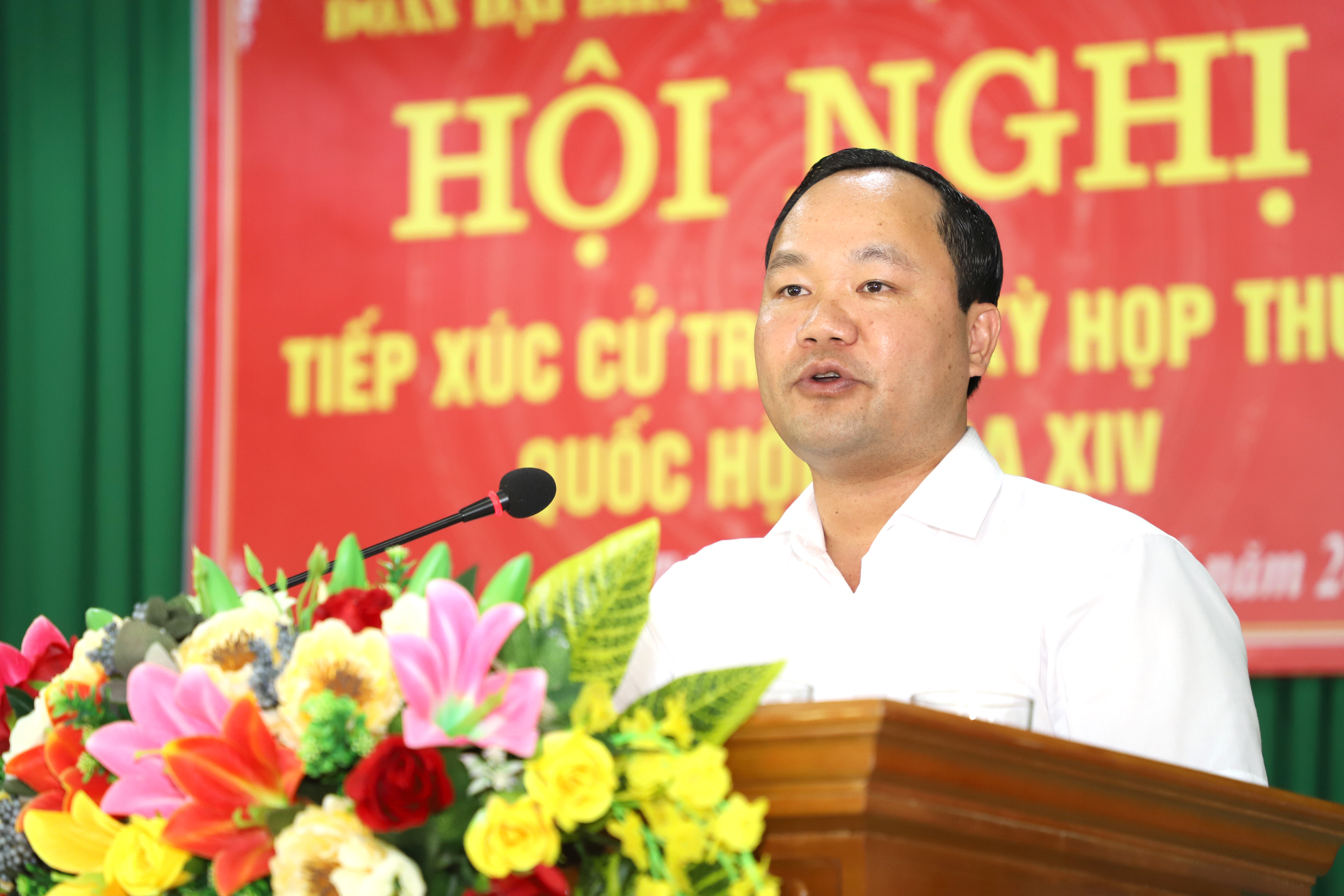 Ông Hoàng Quốc Việt - Chủ tịch UBND huyện Tân Kỳ giải trình các kiến nghị của cư tri. Ảnh: Phạm Bằng