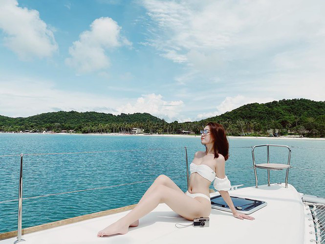 Mặc táo bạo hơn Hoa hậu Trần Tiểu Vy, Đỗ Mỹ Linh khoe dáng đẹp như tranh trên du thuyền.