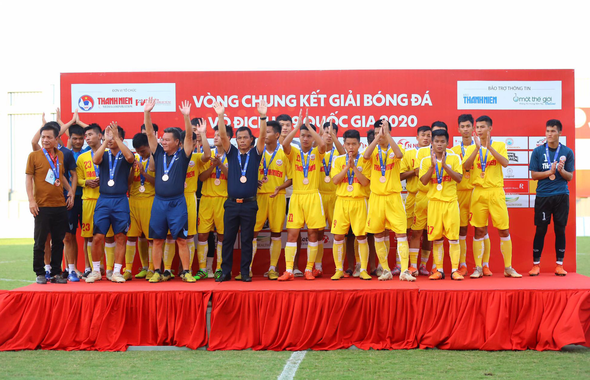 Sở hữu đến 8 tuyển thủ U19 Việt Nam trong đội hình nhưng U19 SLNA vẫn lỡ hẹn với trận chung kết. Ảnh: Hải Hoàng