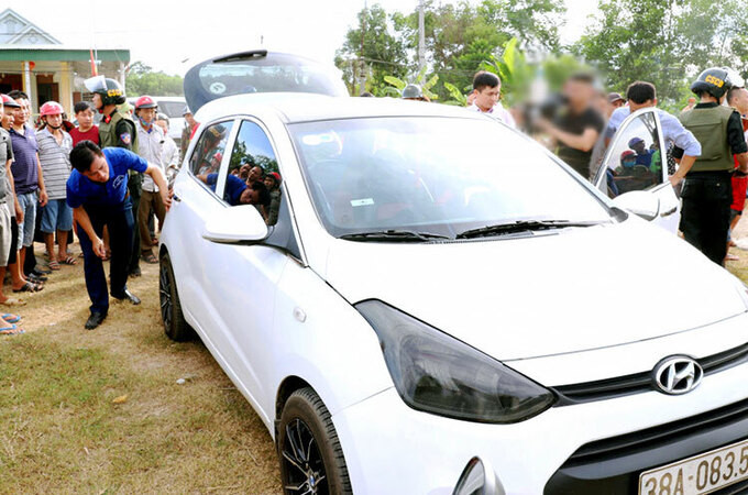 Ôtô 5 chỗ chở ma túy bị chặn ở xã Phúc Đồng, huyện Hương Khê. Ảnh: C.A