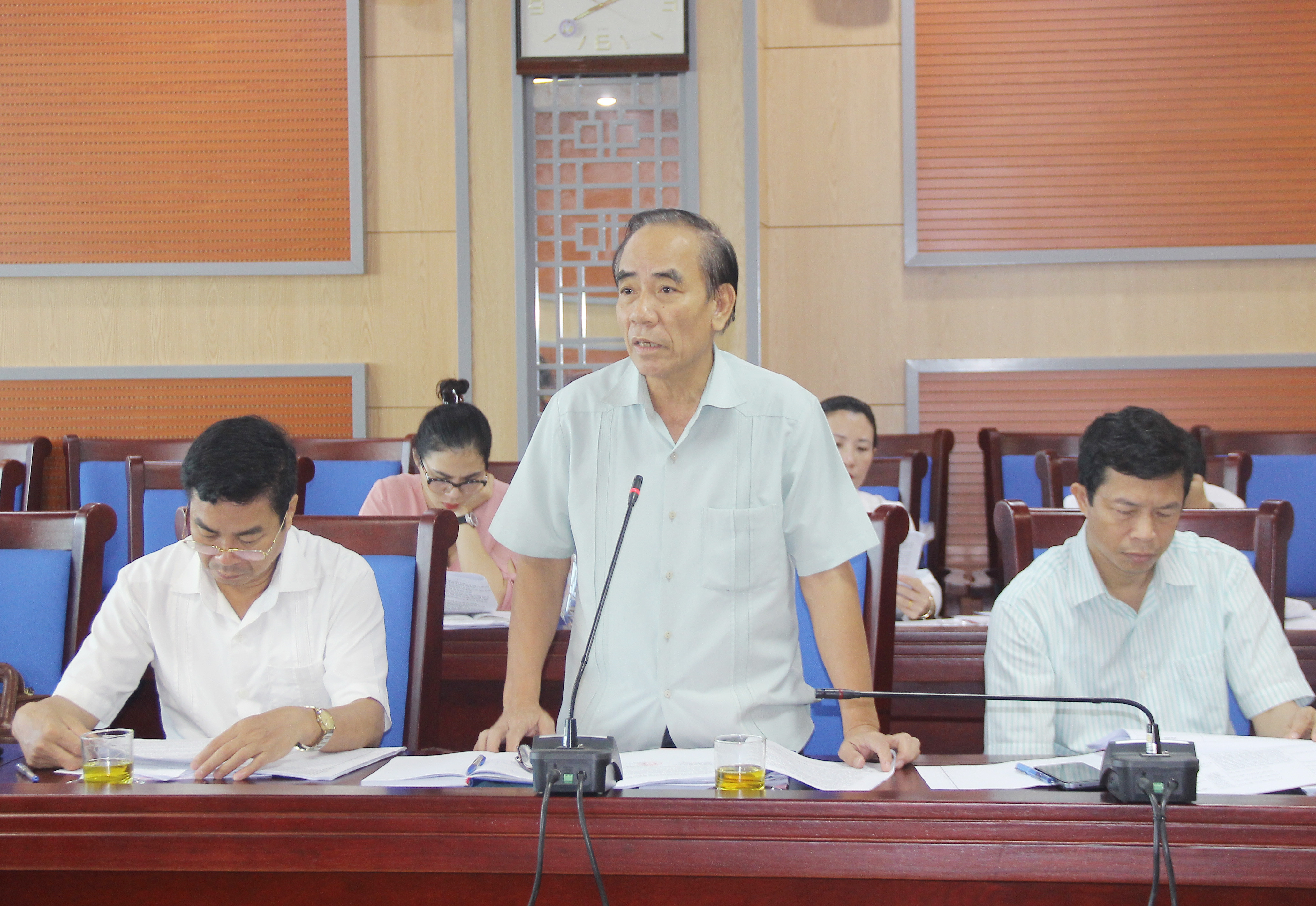 Ông Trần Văn Hường - Phó Chủ tịch Hội Nông dân tỉnh, thành viên Ban Pháp chế HĐND tỉnh tham gia ý kiến tại cuộc thẩm tra. Ảnh: Mai Hoa