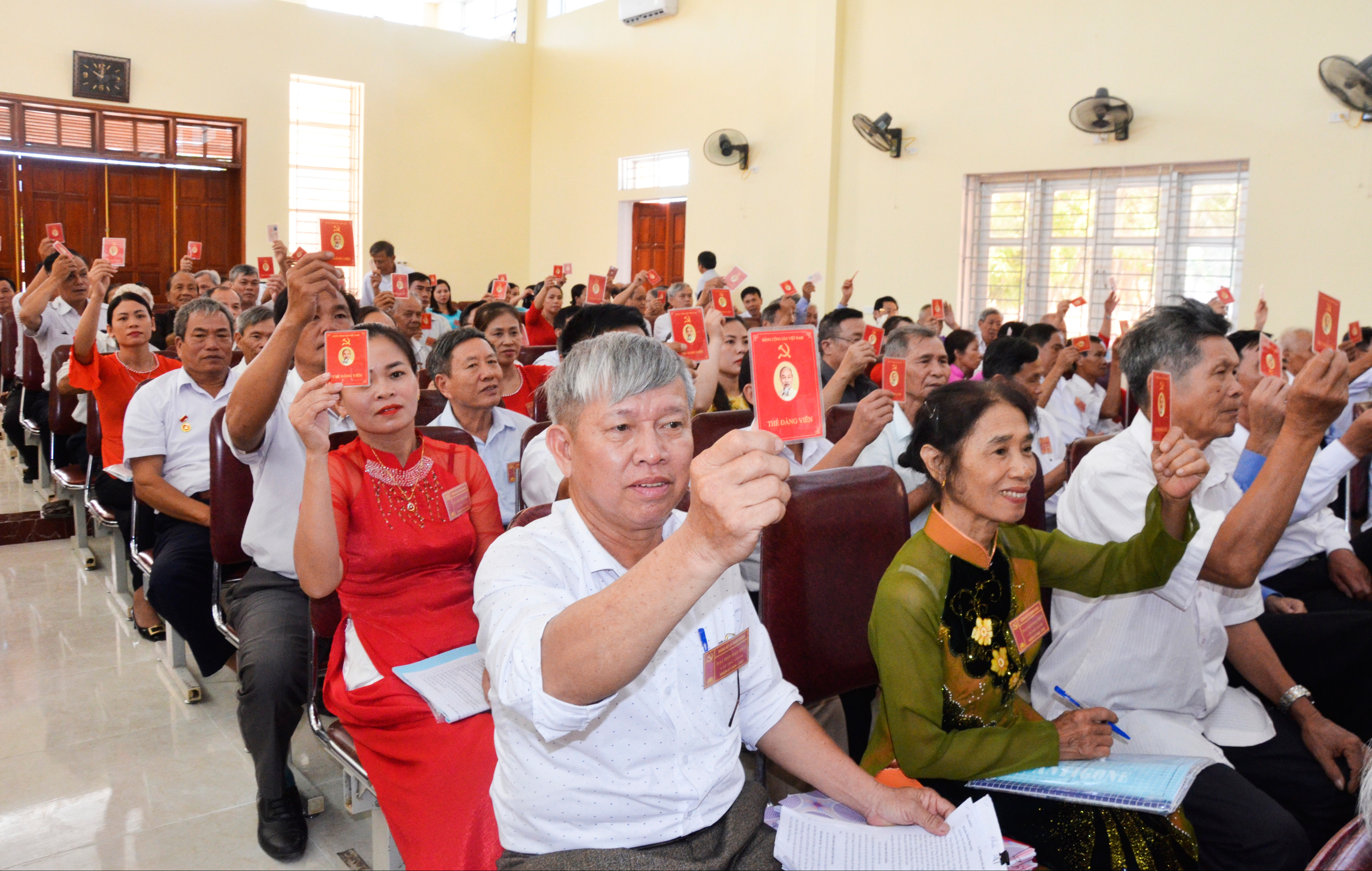 Các đại biểu biểu quyết thống nhất các nội dung tại đại hội. Ảnh: Lê Thanh