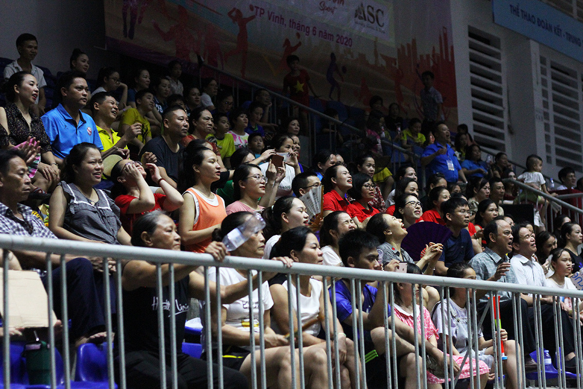 Đông đảo khán giả có mặt tại Nhà thi đấu TDTT tỉnh Nghệ An để cổ vũ cho hai đội trong trận chung kết. Ảnh: Trung Kiên