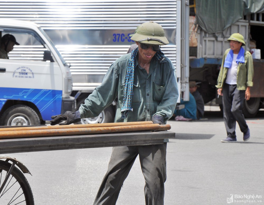 Người lao động làm việc ngoài trời liên tục cần chú ý đề phòng sốc nhiệt. Ảnh tư liệu Công Kiên