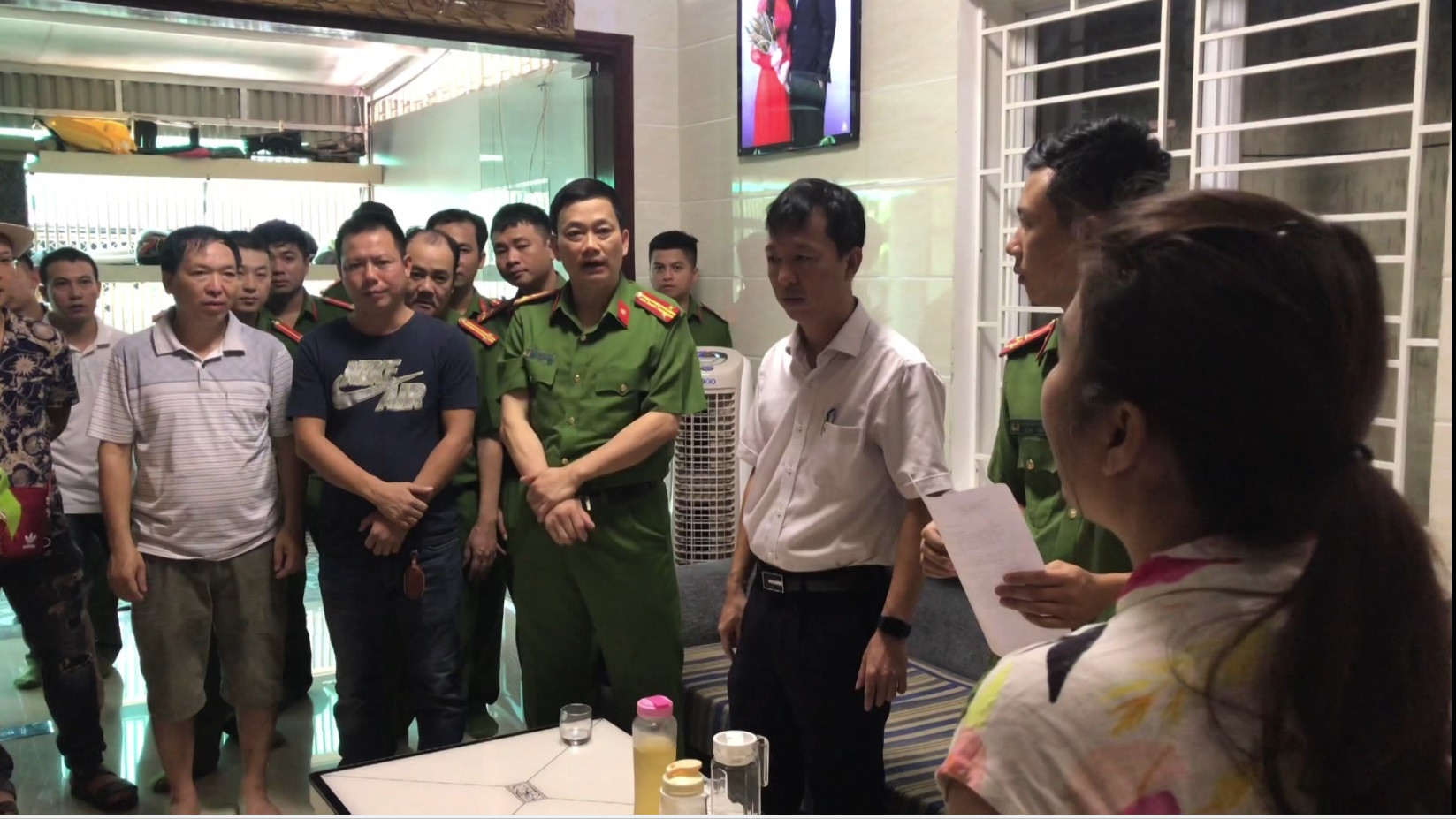 Đại tá Nguyễn Mạnh Hùng-Phó giám đốc Công an tỉnh Nghệ An trực tiếp chỉ đạo khám xét nhà ở của đối tượng Nguyễn Văn . Ảnh: Nam Khánh