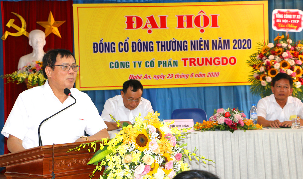 Ông Nguyễn Hồng Sơn - Chủ tịch Hội đồng quản trị Công ty CP Trung Đô phát biểu tại đại hội đồng cổ đông năm 2020. Ảnh: Nguyễn Hải