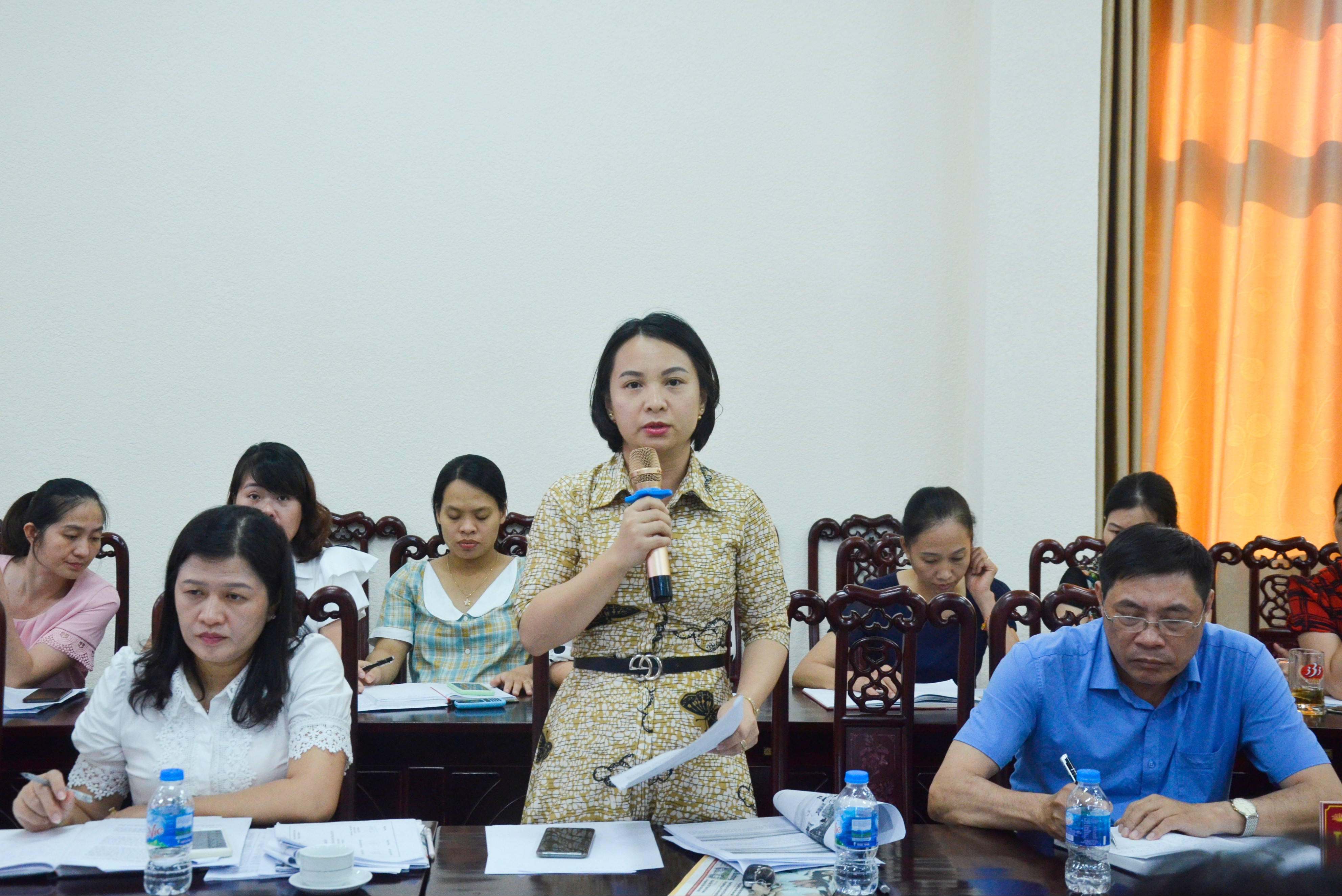 Đại diện Cục Thống kê Nghệ An trả lời ý kiến các nhà báo quan tâm. Ảnh: Thanh Lê