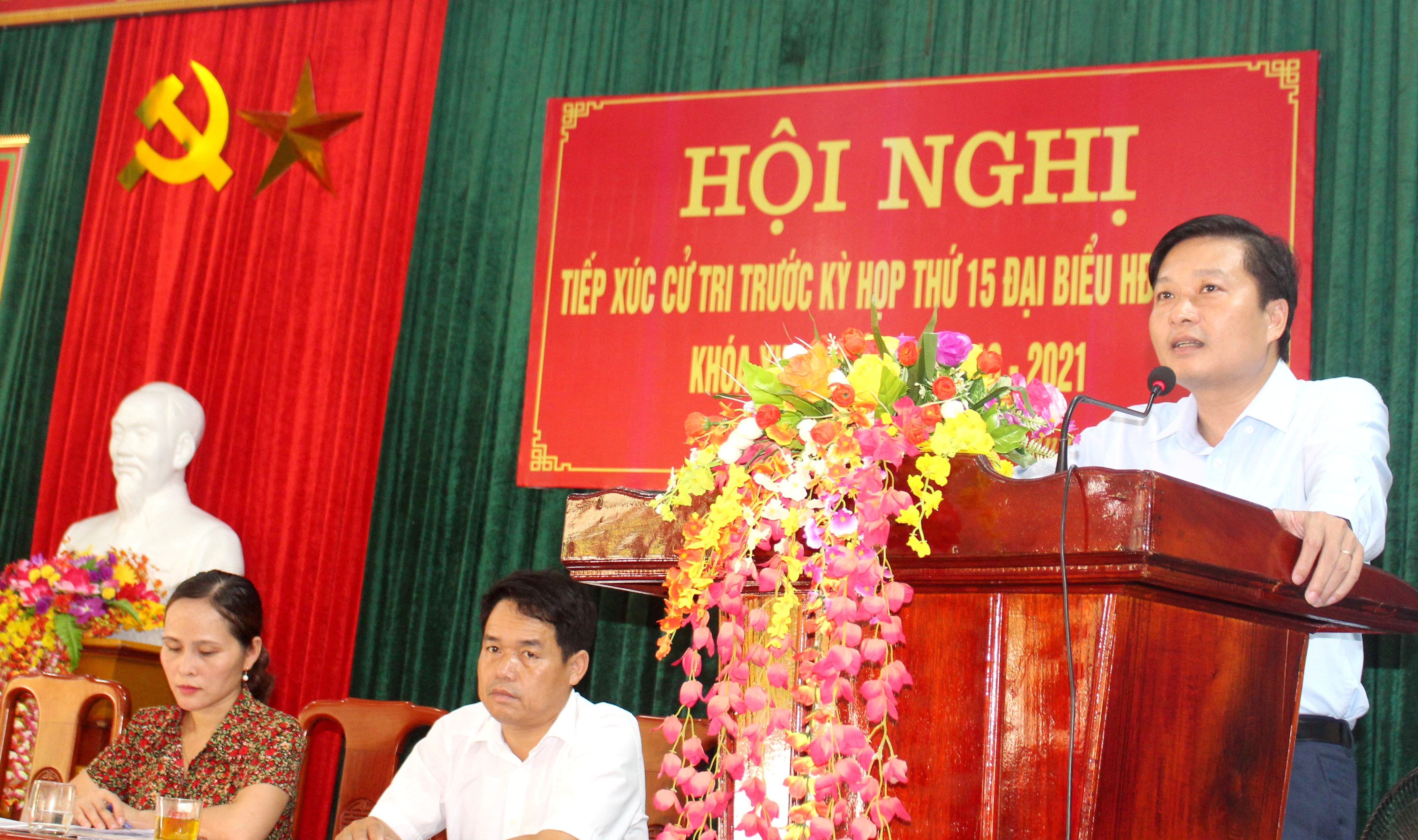 Đại biểu HĐND tỉnh Lê Hồng Vinh giải trình và tiếp thu ý kiến của cử tri. Ảnh Thái Hiền