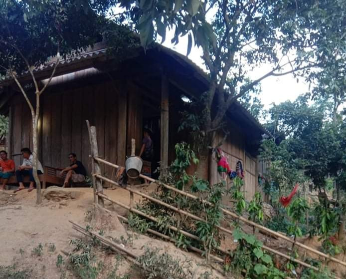 hiện gia đình anh Thìn đang sống nhờ trong căn nhà gỗ của một người họ hàng đang đi làm ăn xa cho mượn