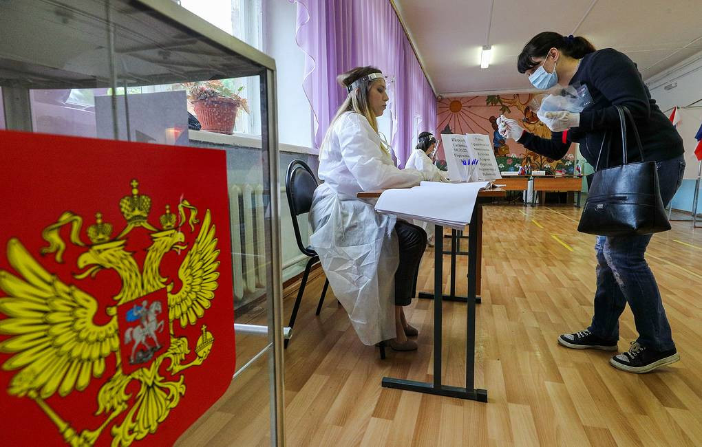 Người dân Nga đi bỏ phiếu trong cuộc trưng cầu dân ý sửa đổi Hiến pháp. Ảnh: TASS