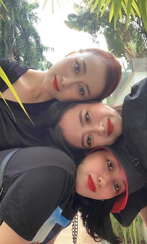 Diễn viên Phương Oanh nối tiếp sao Việt bắt trend chụp ảnh kiểu bạn thân cực lầy lội.