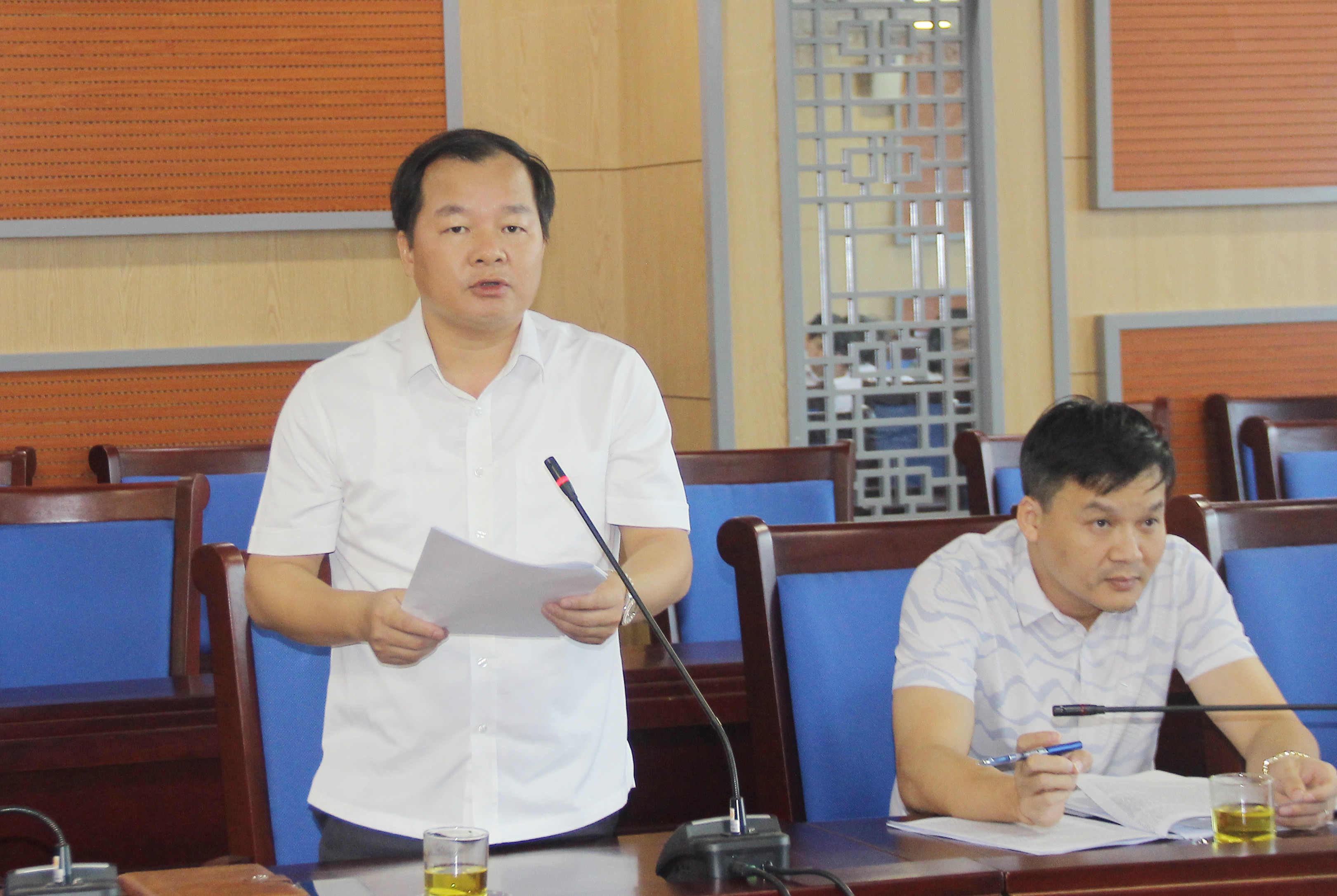 Phó Giám đốc Sở GTVT Nguyễn Đức An giải trình làm rõ nhiều vấn đề được Ban Pháp chế HĐND tỉnh đặt ra. Ảnh: Mai Hoa