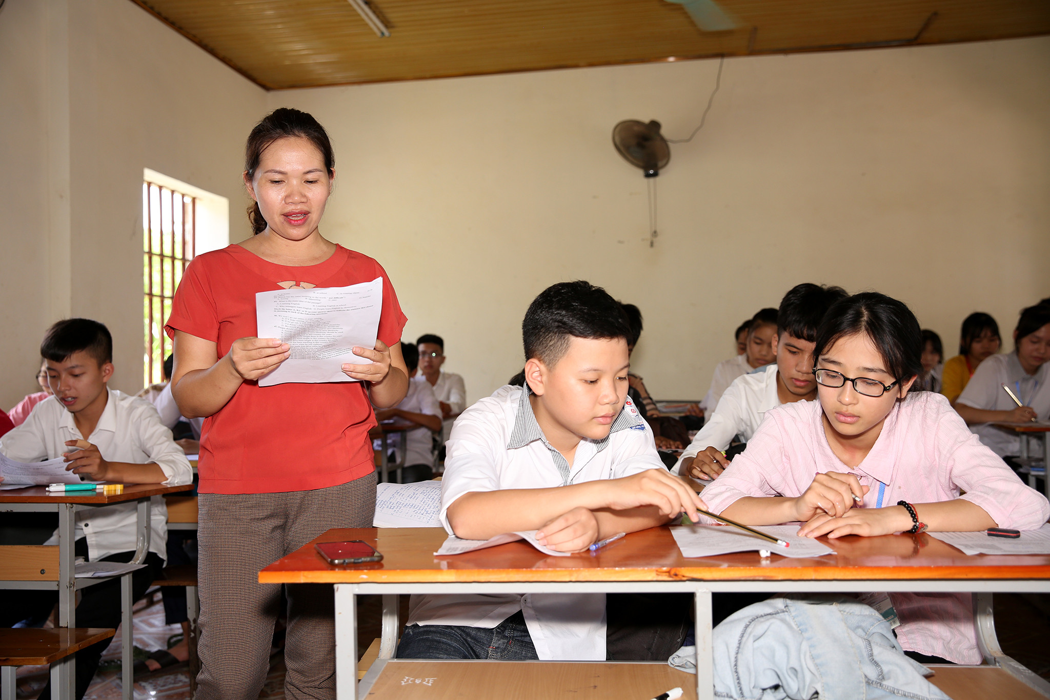 Một tiết ôn tập môn Tiếng Anh của học sinh Trường THCS Nguyễn Văn Trỗi (Đô Lương). Ảnh: Đức Anh