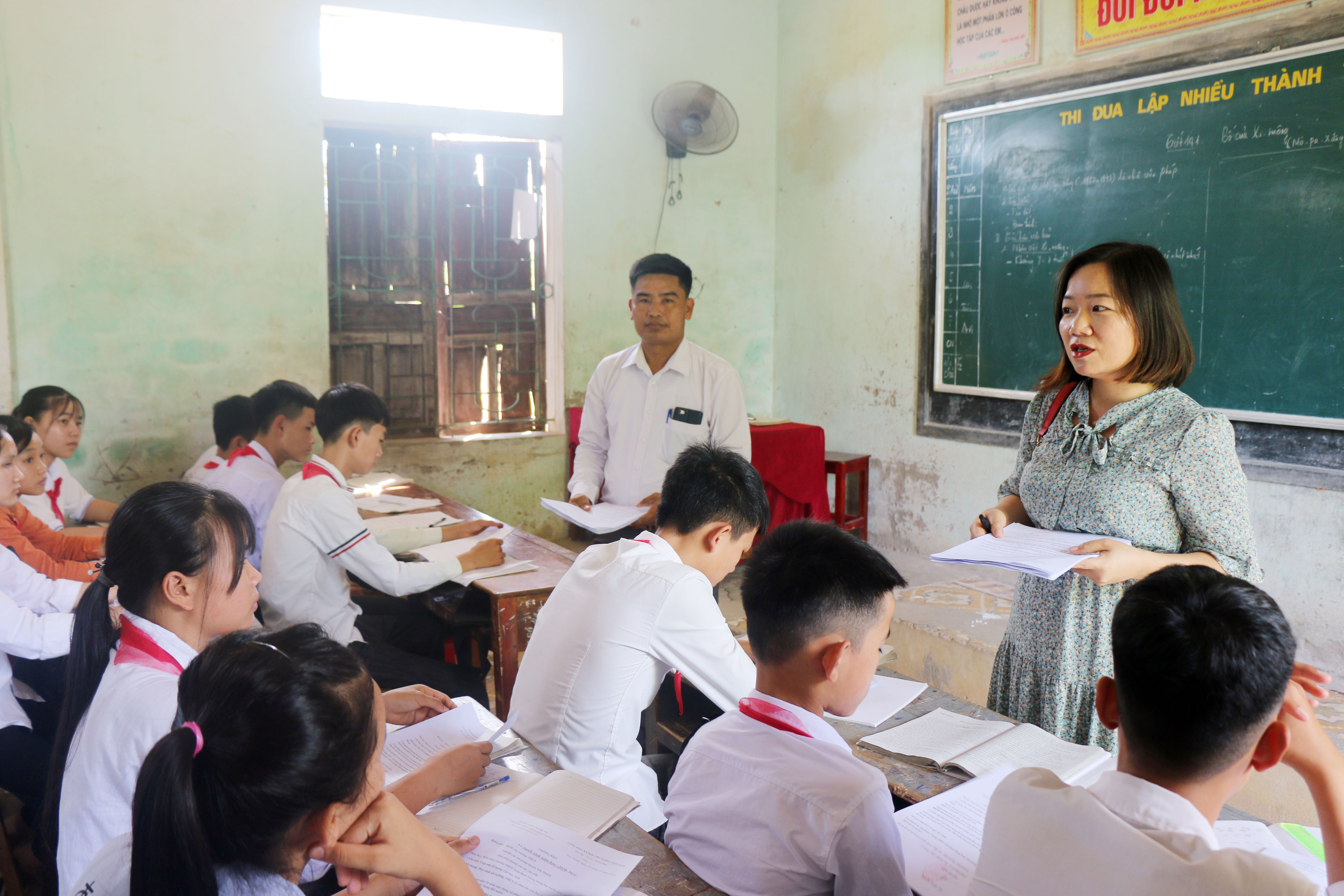 Giáo viên các trường ngoài công lập đi tuyển sinh tại huyện Yên Thành. Ảnh: Mỹ Hà