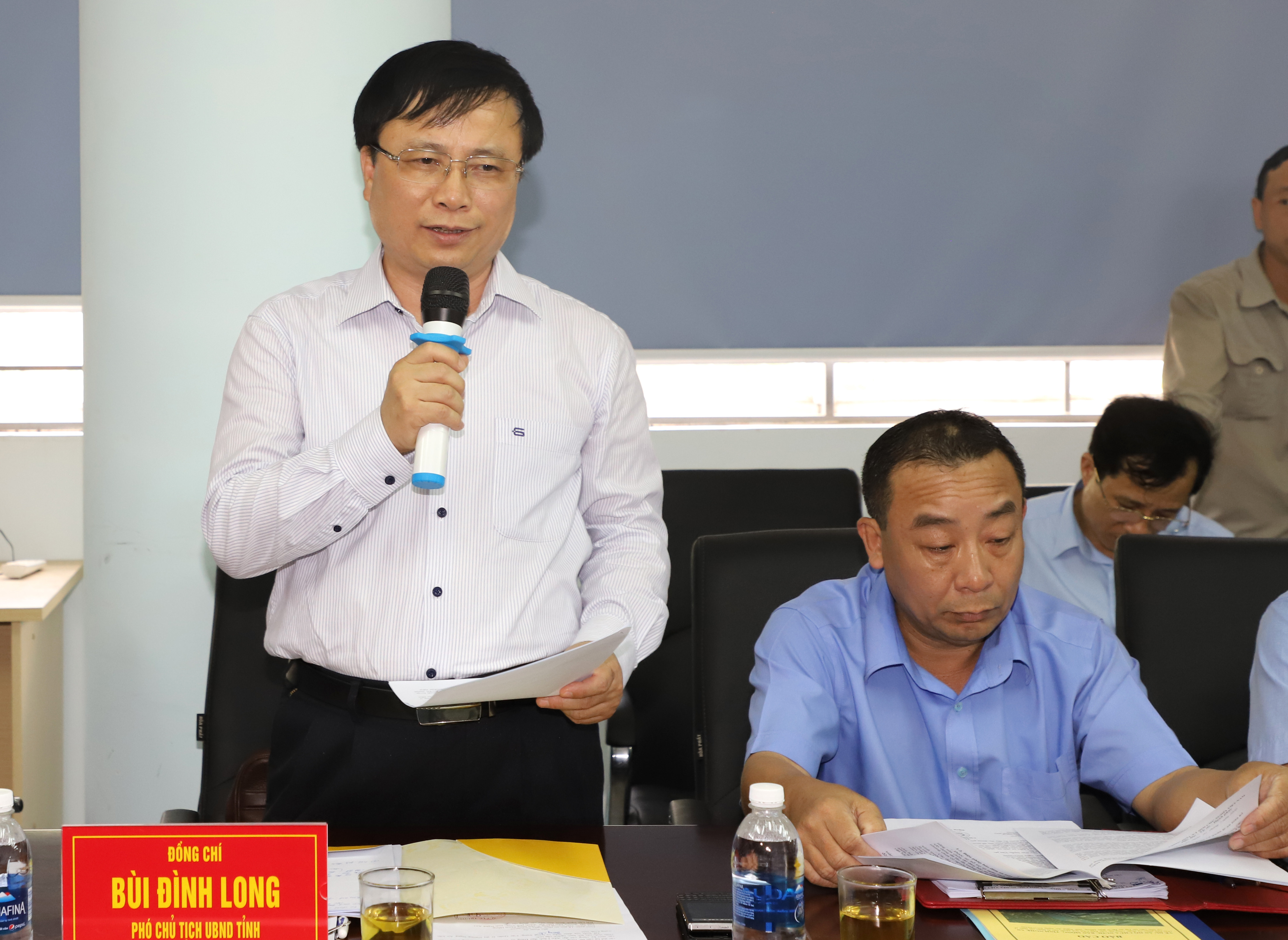 Phó Chủ tịch UBND tỉnh Bùi Đình Long phát biểu tại buổi làm việc. Ảnh: Phạm Bằng