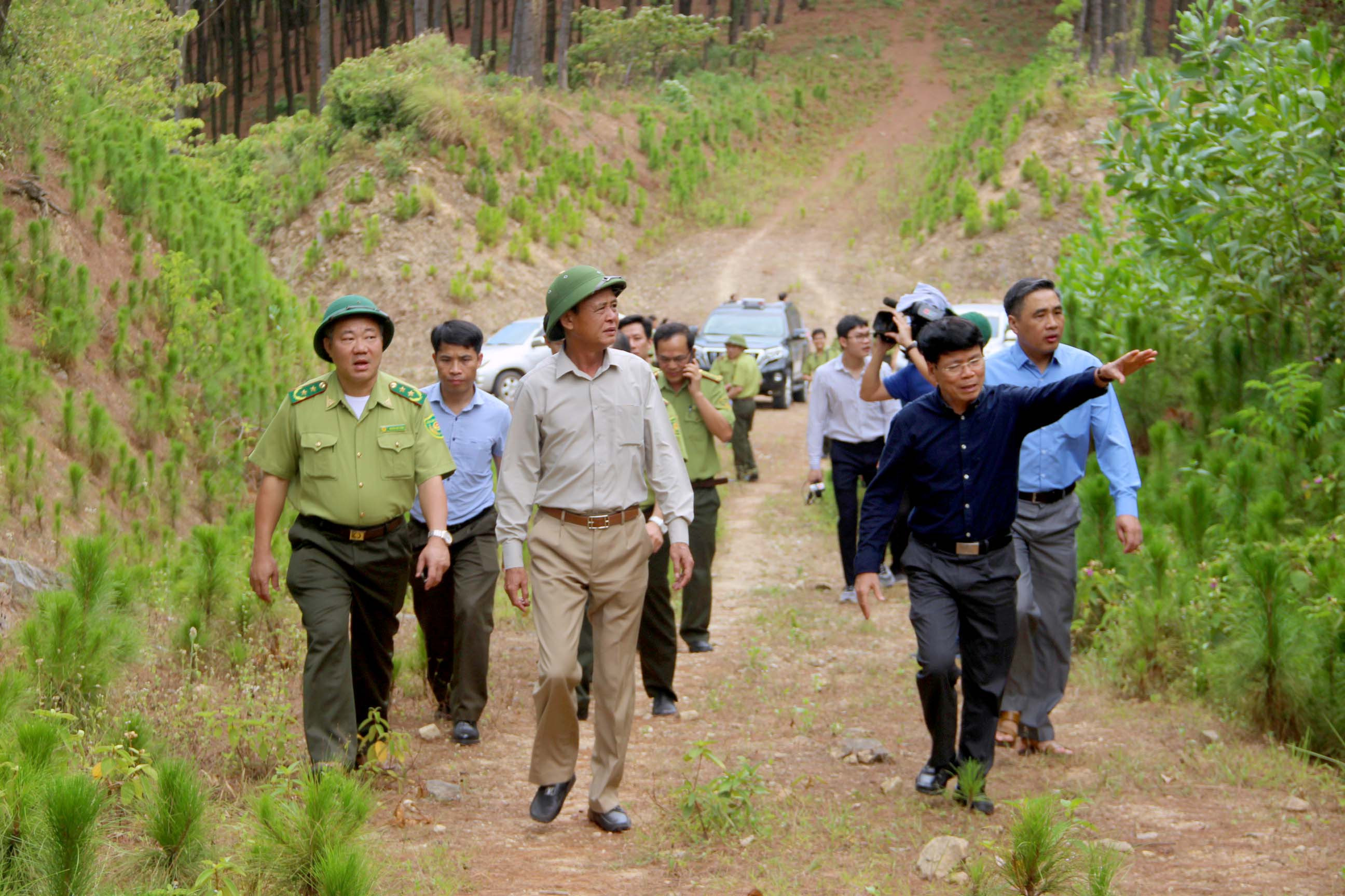Thử trưởng Bộ NN & PTNT kiểm tra công tác PCCCR tại đường băng cản lửa khu vực mộ bà Hoàng Thị Loan, huyện Nam Đàn. Ảnh: Quang An