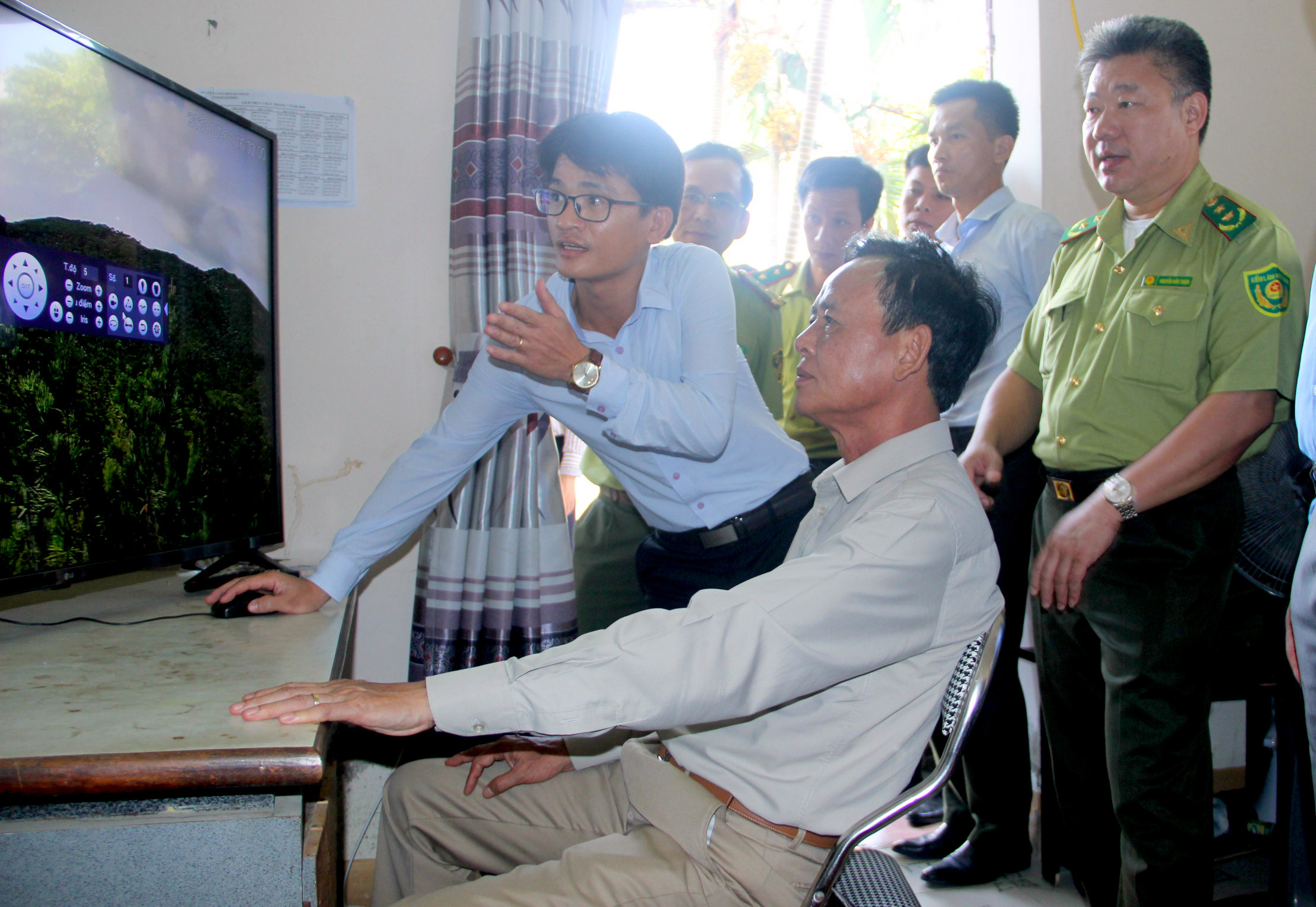 Thử trưởng Bộ NN & PTNT kiểm tra hệ thống camera giám sát 360 tại huyện Nghi Lộc ảnh Quang An