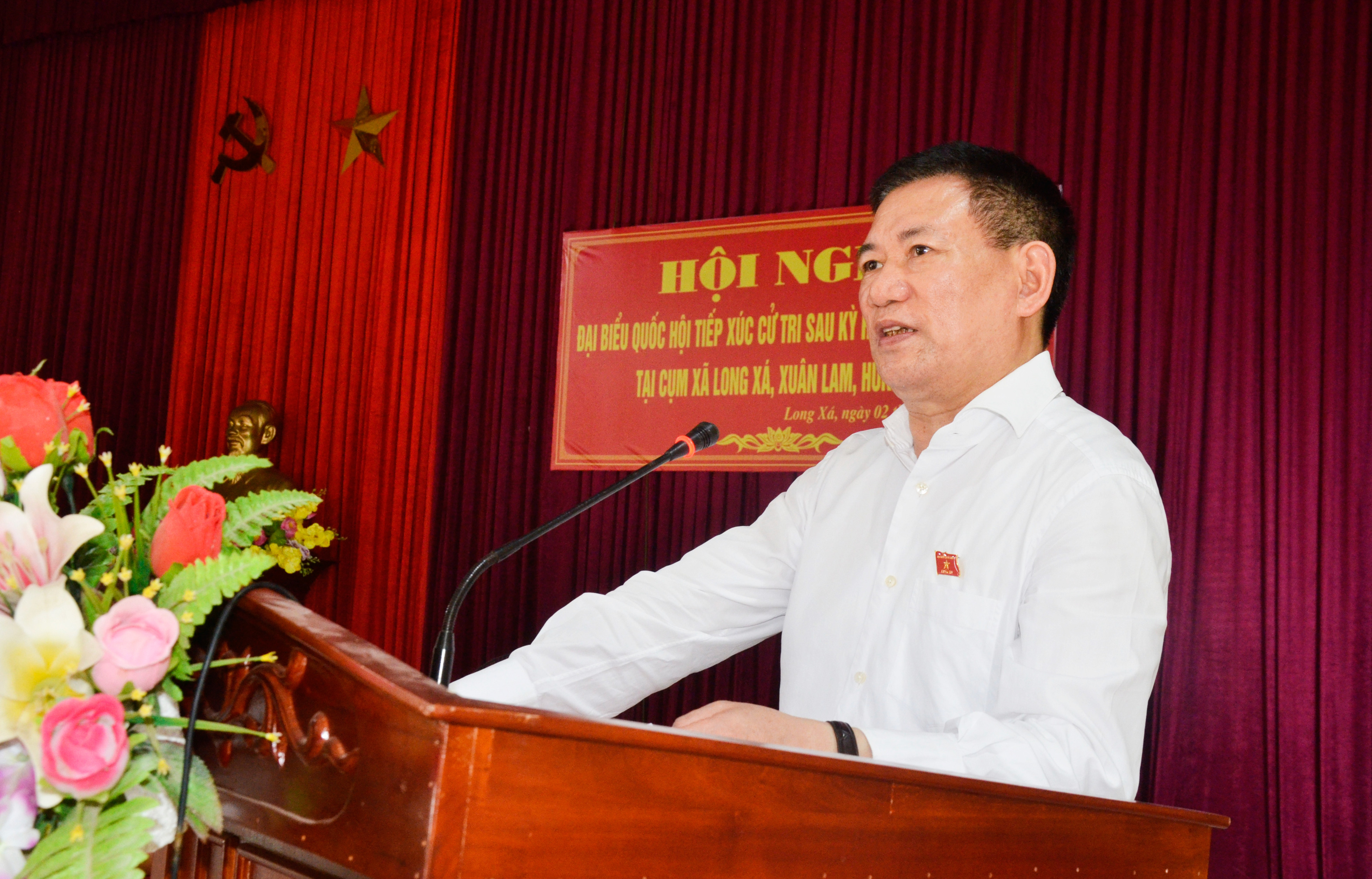Tổng Kiểm toán Nhà nước Hồ Đức Phớc trả lời các kiến nghị của cử tri huyện Hưng Nguyên. Ảnh: Thanh Lê
