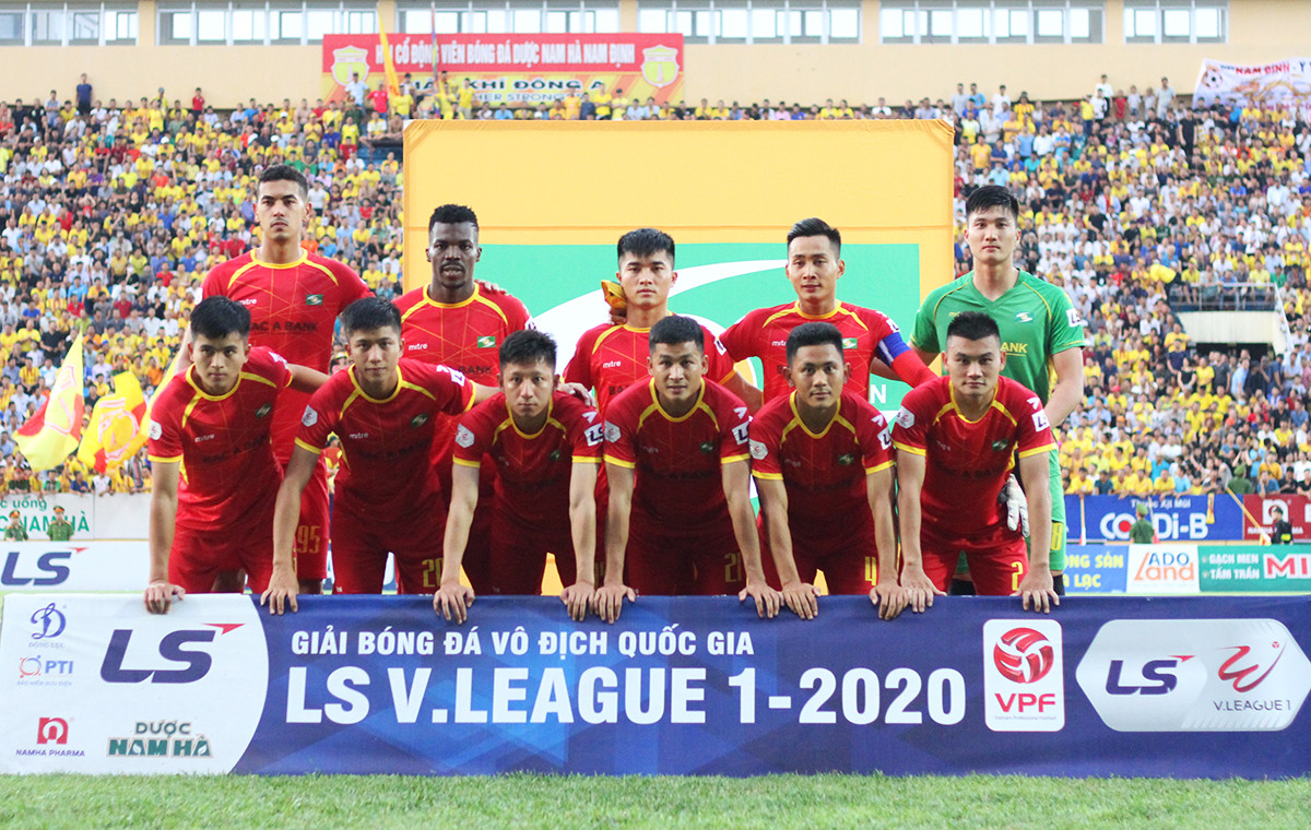 Các cầu thủ trẻ SLNA bắt đầu cảm nhận được sức nóng của V.League. Ảnh: Trung Kiên