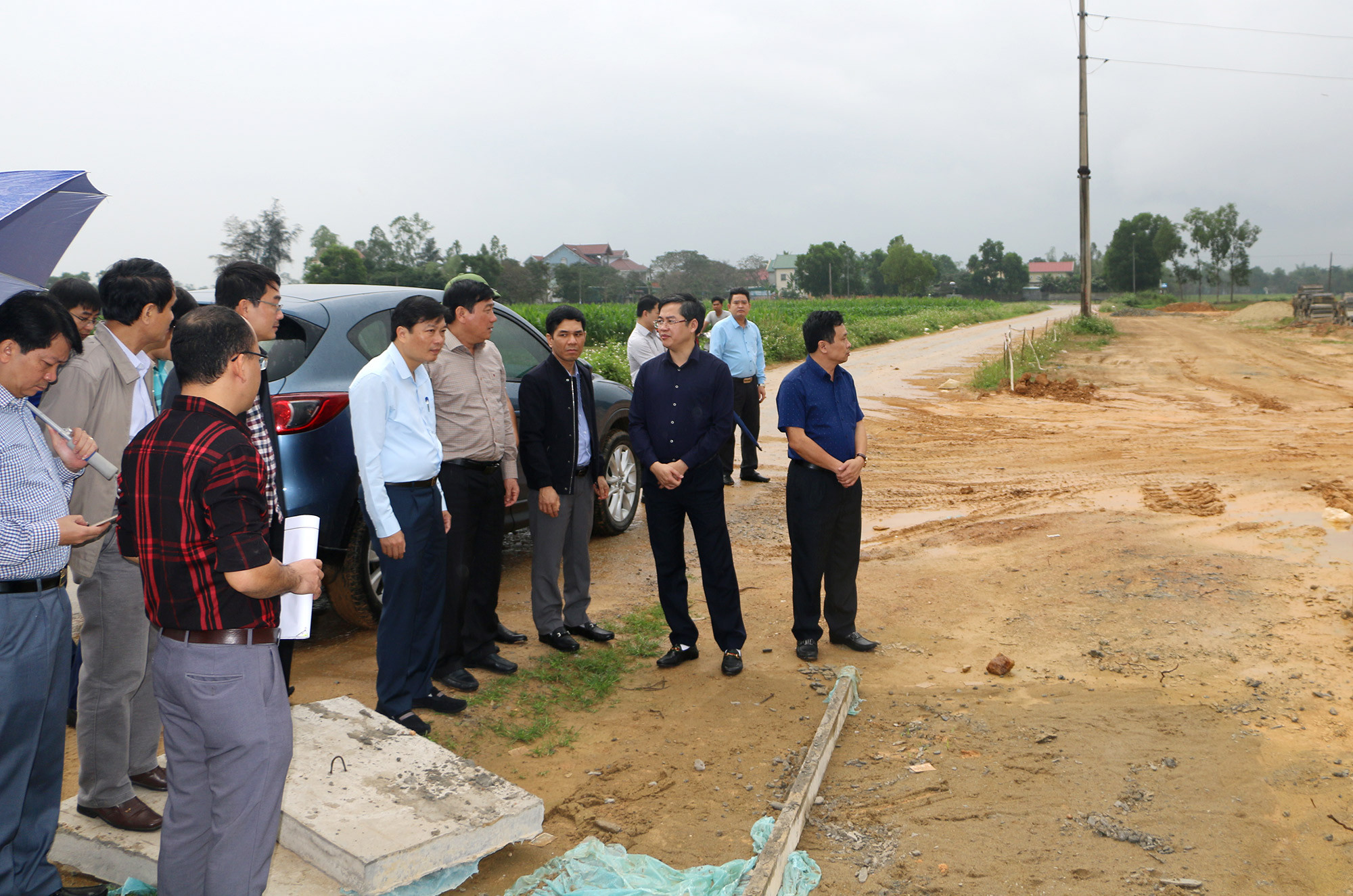 Kiểm tra tại Khu tái định cư xóm 5, xã Nghi Phú bị chậm tiến độ gây lãng phí ngân sách. Ảnh: Nguyễn Hải