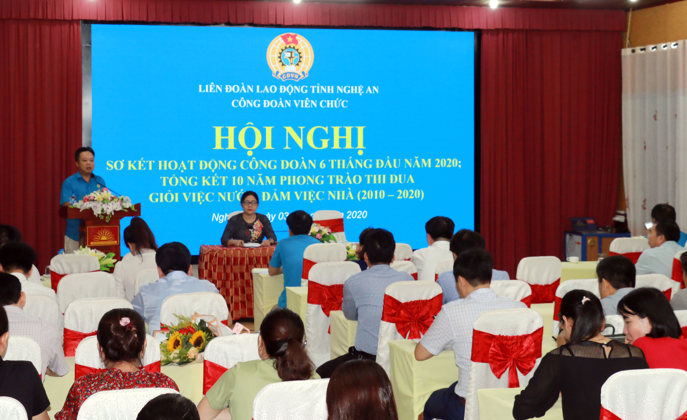 Đồng chí Nguyễn Công Doanh - Chủ tịch Công đoàn viên chức phát biểu tại Hội nghị. Ảnh: Mỹ Hà.