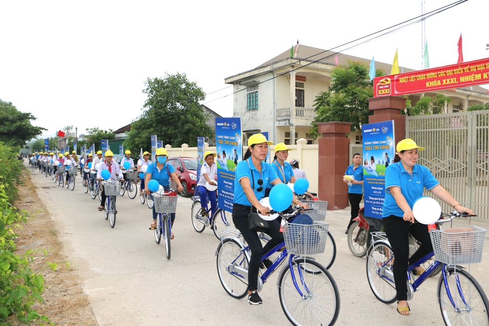 Trước khi khai mạc Chương trình khám bệnh, đoàn cùng các em học sinh diễu hành tuyên truyền, cổ động ý nghĩa, thông điệp của chương trình 