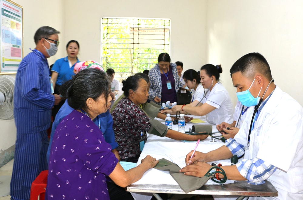 Các bác sĩ thăm khám và đo chỉ số tim mạch, huyết áp cho người nghèo và đối tượng chính sách, người có công. Ảnh: Nguyễn Hải