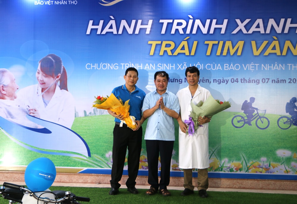 Đại diện lãnh đạo huyện Hưng Nguyên tặng hoa tri ân tập thể y bác sĩ khám bệnh và Công ty Bảo Việt Nhân thọ Nghệ An. Ảnh: Nguyễn Hải