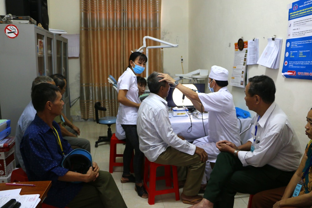 Khám tai mũi họng cho bà con. Bên cạnh các dịch vụ cơ bản, đoàn còn khám bằng siêu âm, chụp X.Quang, điện tim ... để tư vấn cho bà con. Ảnh: Nguyễn Hải