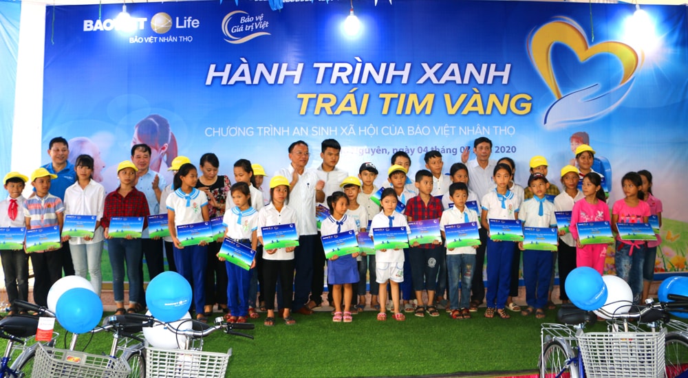 Trao tặng xe đạp đến trường cho các học sinh nghèo học giỏi Hưng Nguyên và Nghi Lộc. Ảnh: Nguyễn Hải