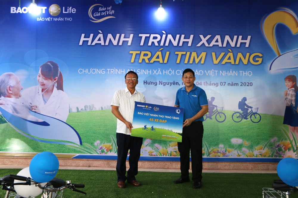 Đại diện Bảo Việt Nhân thọ Nghệ An trao biêu trưng tặng 45 suất học bổng xe đạp cho đại diện đồng hành là Quỹ Bảo trợ trẻ em tỉnh Nghệ An. Ảnh: Nguyễn Hải