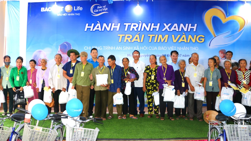Đại diện Bảo Việt Nhân thọ Nghệ An, Lãnh đạo Đảng ủy khối doanh nghiệp và 2 huyện Hưng Nguyên và Nghi Lộc trao 90 suất quà, mỗi suất 500 ngàn đồng tiền mặt và hiện vật trị giá 50 ngàn/suất cho hộ nghèo Hưng Nguyên và Nghi Lộc