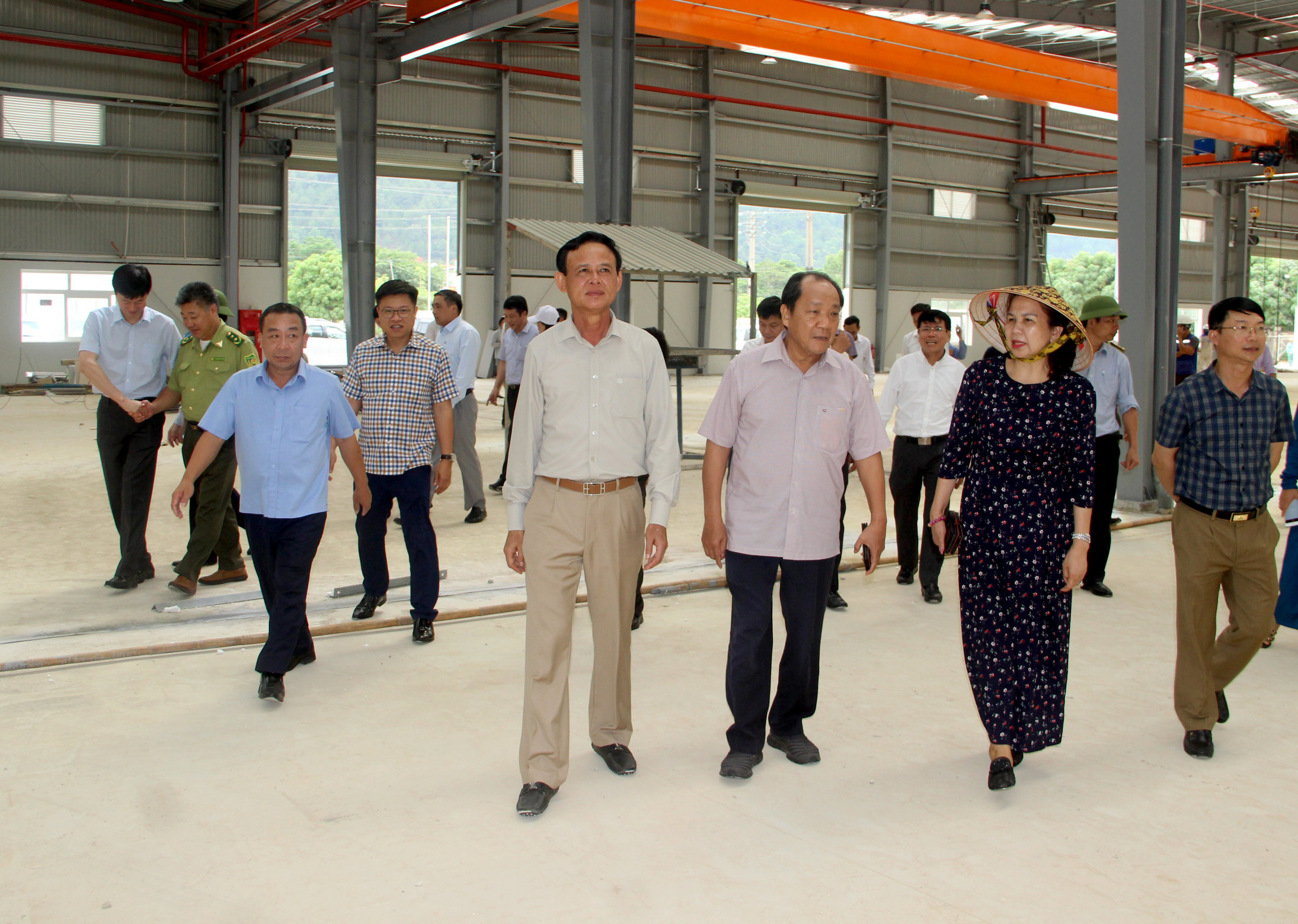 Đoàn công tác tham quan Nhà máy sản xuất viên nén gỗ xuất khẩu DKC của Công ty CP tập đoàn Thiên Minh Đức. Ảnh: Quang An
