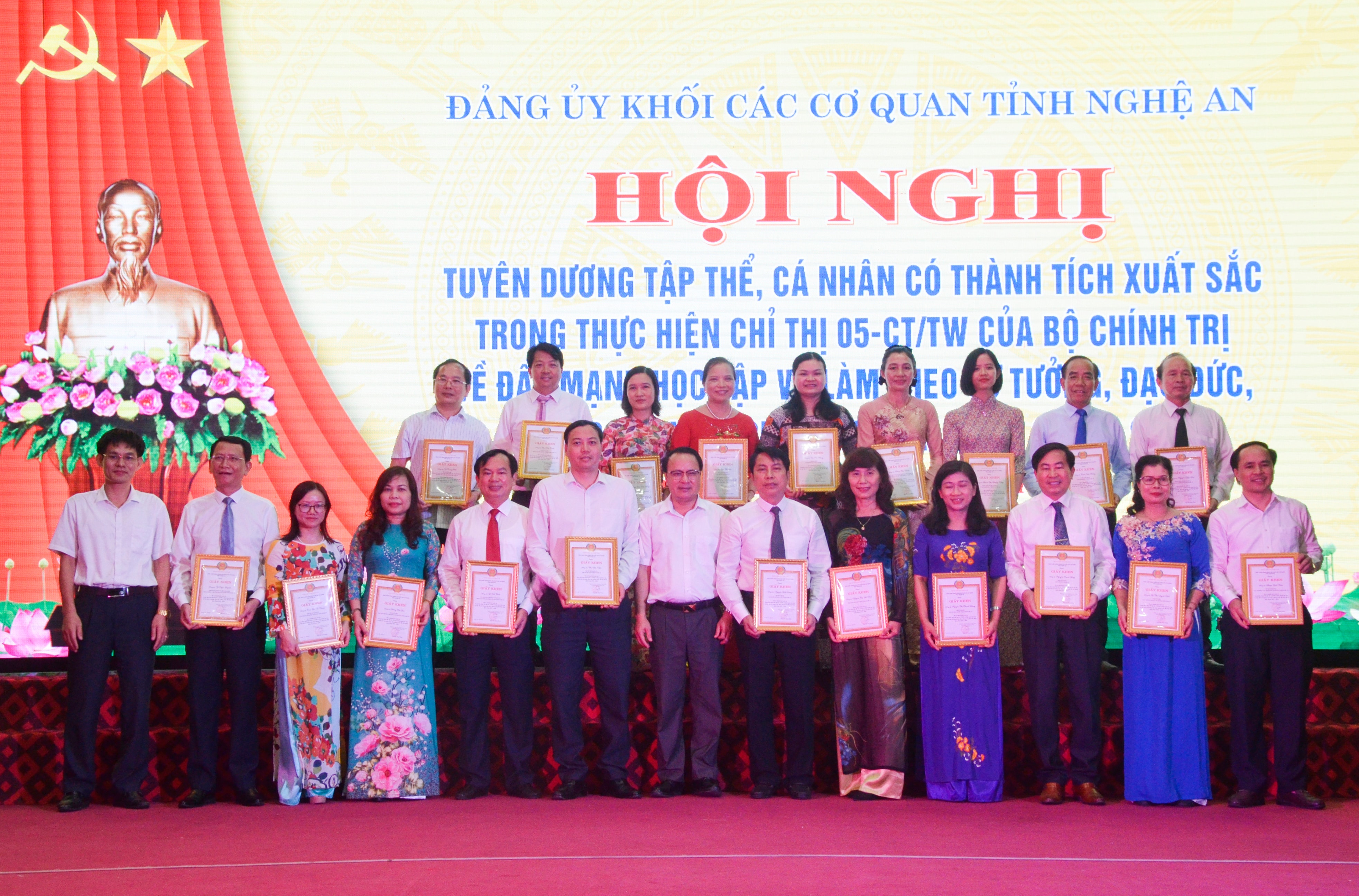 Khen thưởng các cá nhân