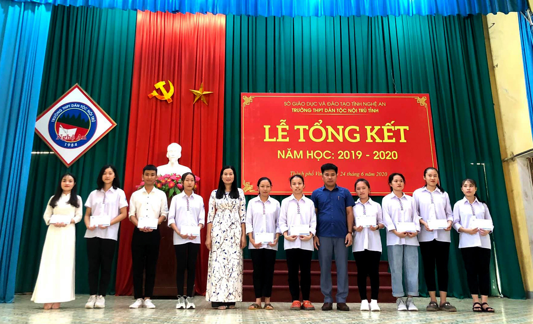 Cô giáo Nguyễn Thị Kiều Hoa - Hiệu trưởng nhà trường khen thưởng cho những học sinh có kết quả học tập tốt trong năm học 2019 - 2020. Ảnh: PV