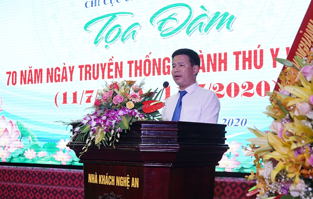 Đồng chí Đặng Văn Minh- chi cục trưởng Chi cục Chăn nuôi và Thú y báo cáo về quá trình phát triển của ngành trong những năm qua. Ảnh: Phú Hương