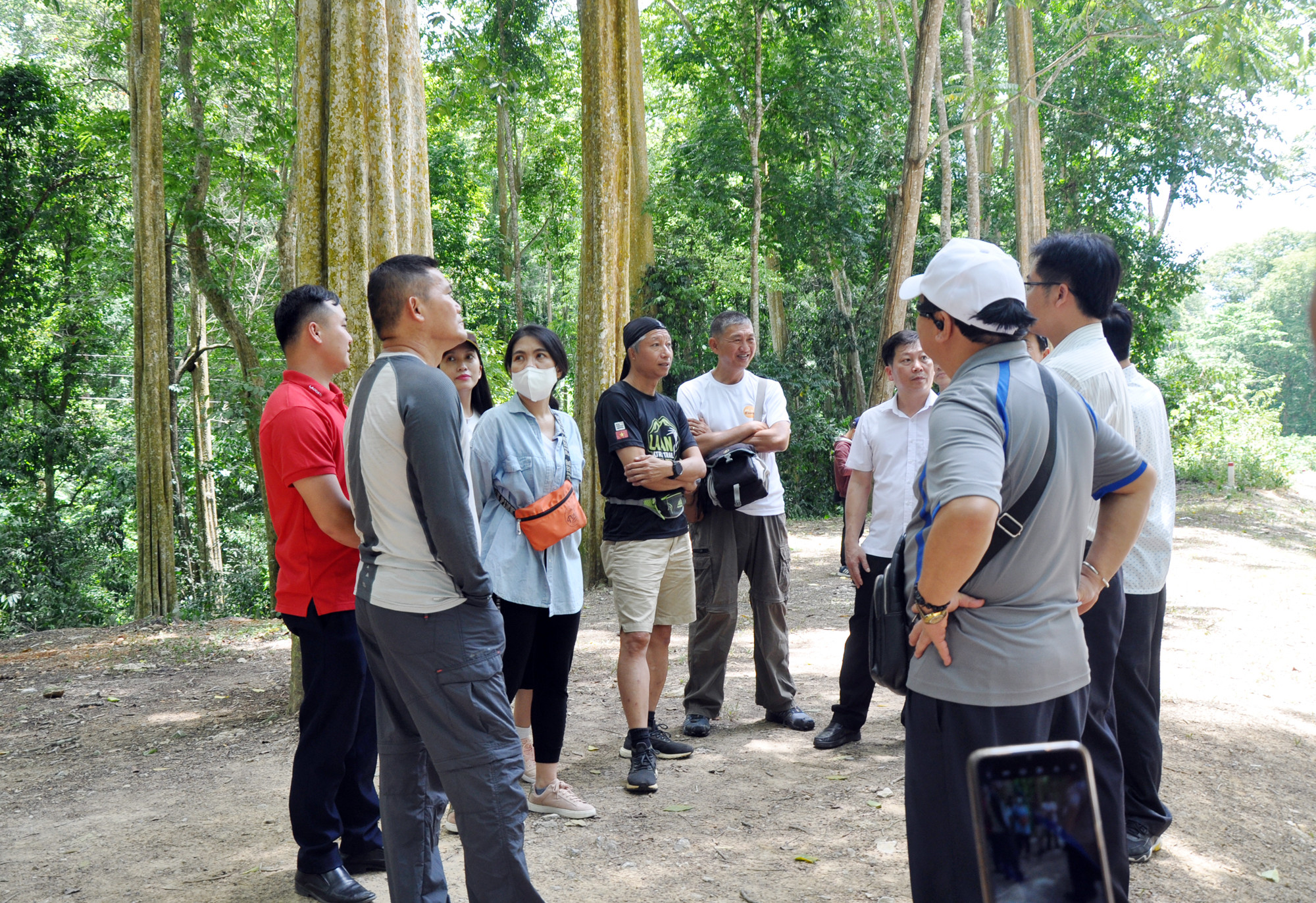 Các thành viên Đoàn công tác của Sở Du lịch khảo sát điểm Rừng săng lẻ (Tương Dương). Ảnh: Công Kiên