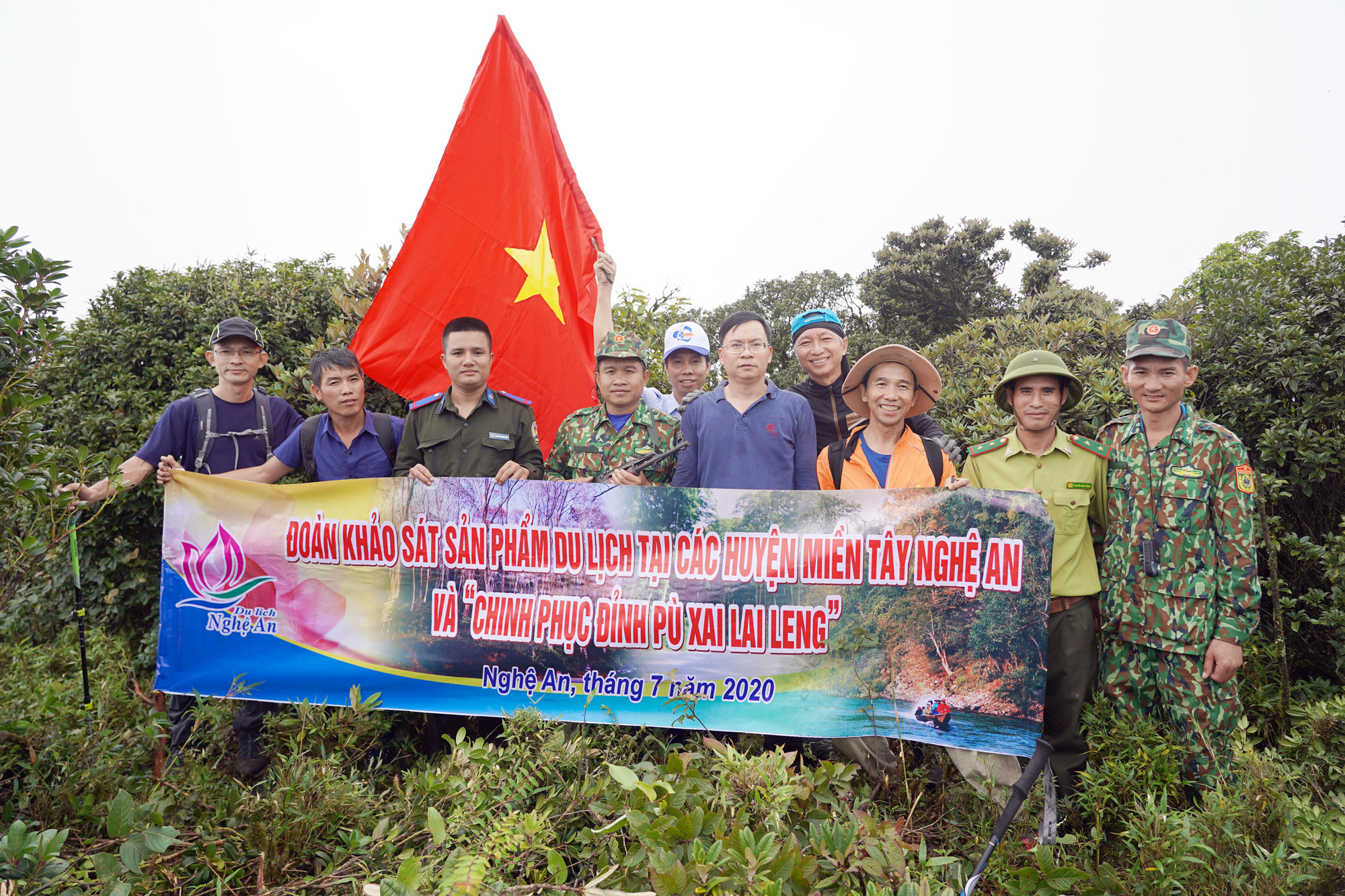 Các thành viên Đoàn khảo sát chính thức chinh phục đỉnh Pù Xai Lai Leng. Ảnh: Công Kiên