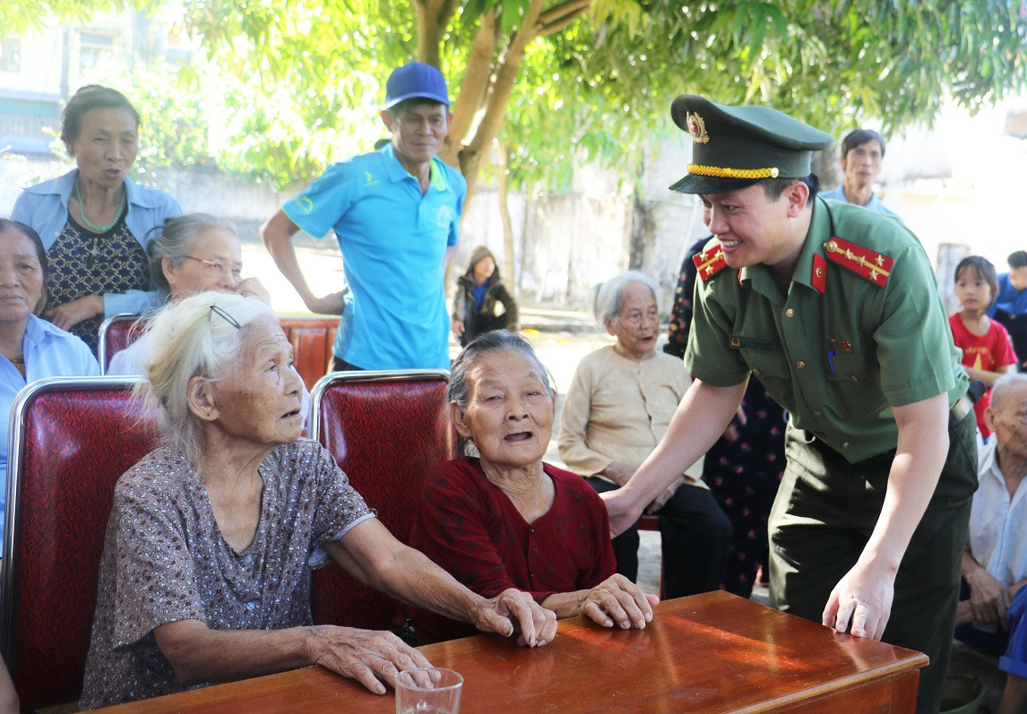 làm chứng minh nhân dân. Ảnh:Trọng Tuấn 