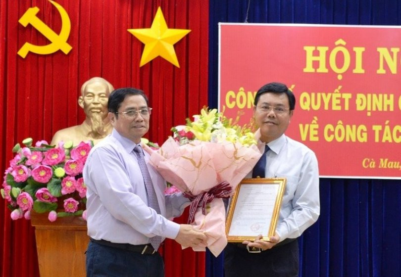 Đồng chí Phạm Minh Chính trao quyết định và chúc mừng đồng chí Nguyễn Tiến Hải.