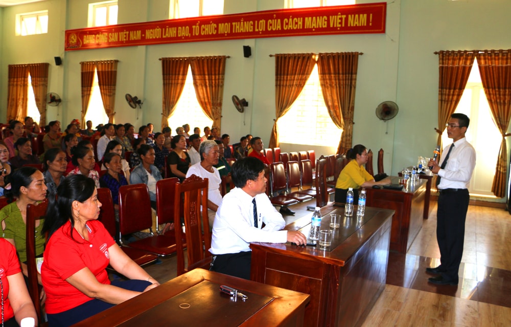Ông Trần Trung Chính - Giám đốc Kinh doanh khu vực Bắc Miền Trung Công ty BHNT Dai-ichi giải đáp một số ý kiến, thắc mắc liên quan đến các sản phẩm Bảo hiểm Nhân thọ Dai-Ichi Việt Nam. Ảnh: Nguyễn Hải