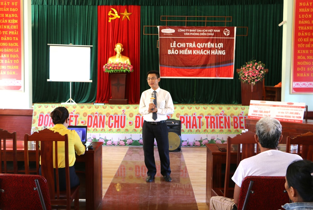 Ông Trần Trung Chính - Giám đốc Kinh doanh vùng Bắc Miền Trung Công ty BHNT Dai-ichi phát biểu, giới thiệu vài nét cơ bản về Công ty Bảo hiểm Nhân thọ Dai-Ichi Việt Nam. Ảnh: Nguyễn Hải