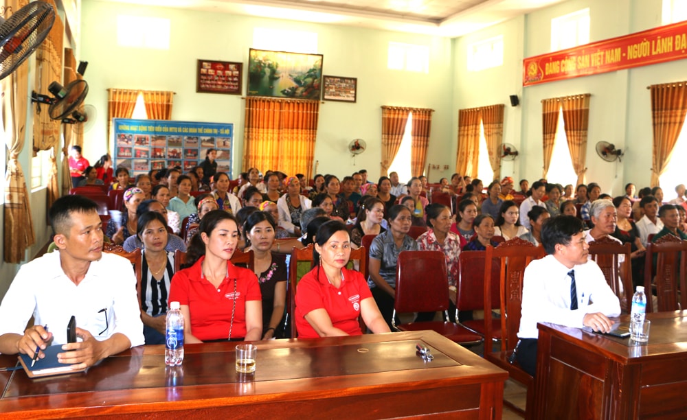 Đại diện BHNT Dai - ichi Bắc Trung Miền Trung, Văn phòng  Diễn Châu, lãnh đạo xã Diễn An và hơn 200 khách hàng tham gia chứng kiến sự kiện. Ảnh: Nguyễn Hải