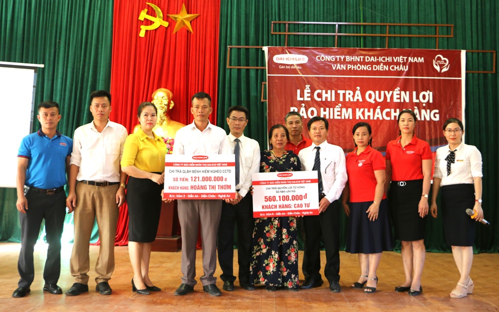 Đại diện Công ty Bảo hiểm Nhân thọ Dai-ichi bắc Miền Trung và Văn phòng Dai-ich Diễn Châu chi trả quyền lợi bảo hiểm cho gai đình 2 khách hàng rủi ro tại Diễn An. Ảnh: Nguyễn Hải 