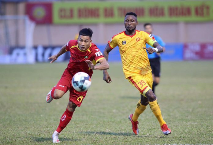 Nguyễn Sỹ Nam (áo đỏ) bị treo giò ở trận đấu với Quảng Nam. Ảnh: VPF