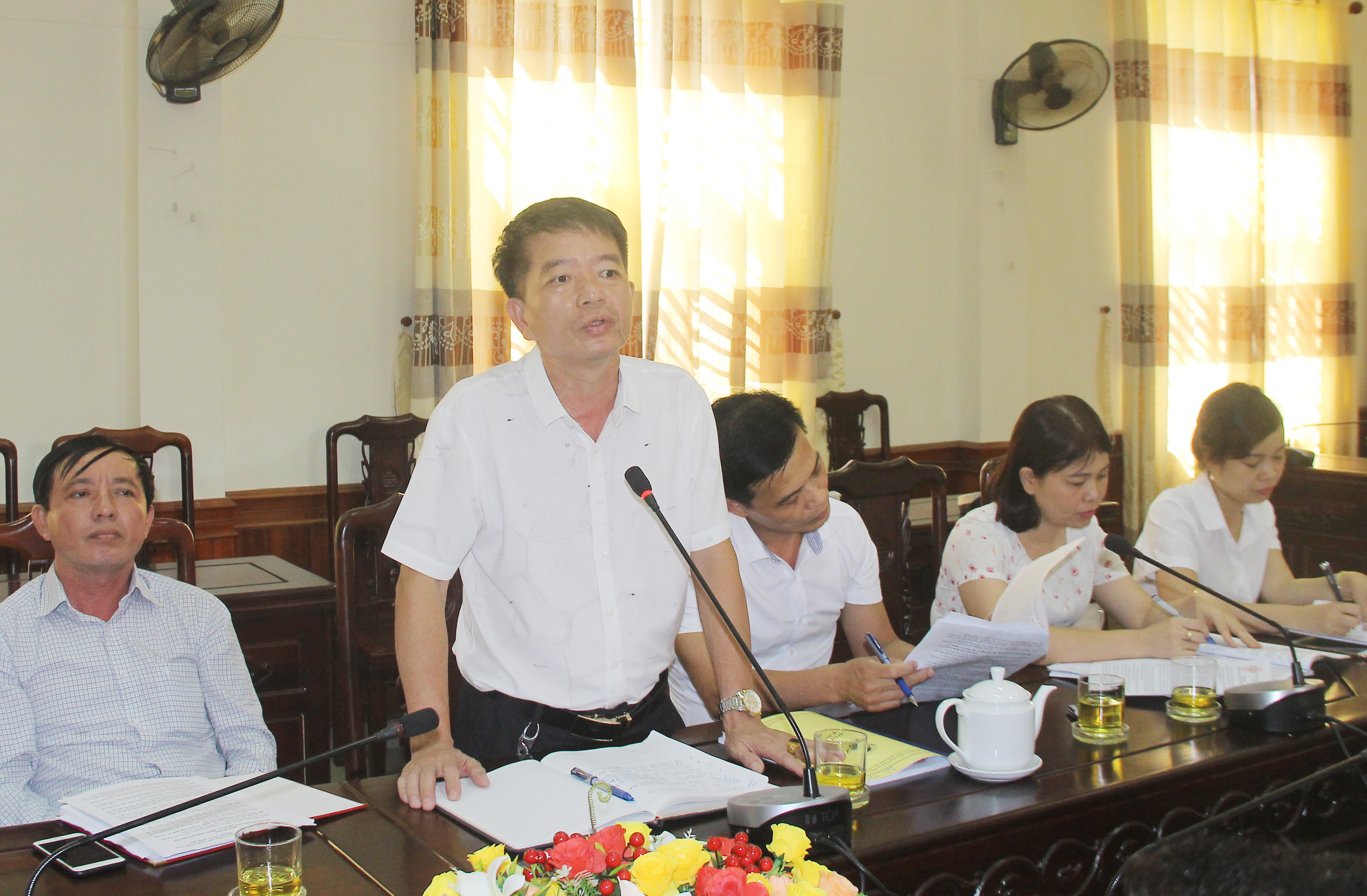 đại biểu Trần Hoàng Song (Chủ tịch UBND phường Đội Cung) kiến nghị xử lý ô nhiễm môi trường tại hào thành cổ. Ảnh: Mai Hoa