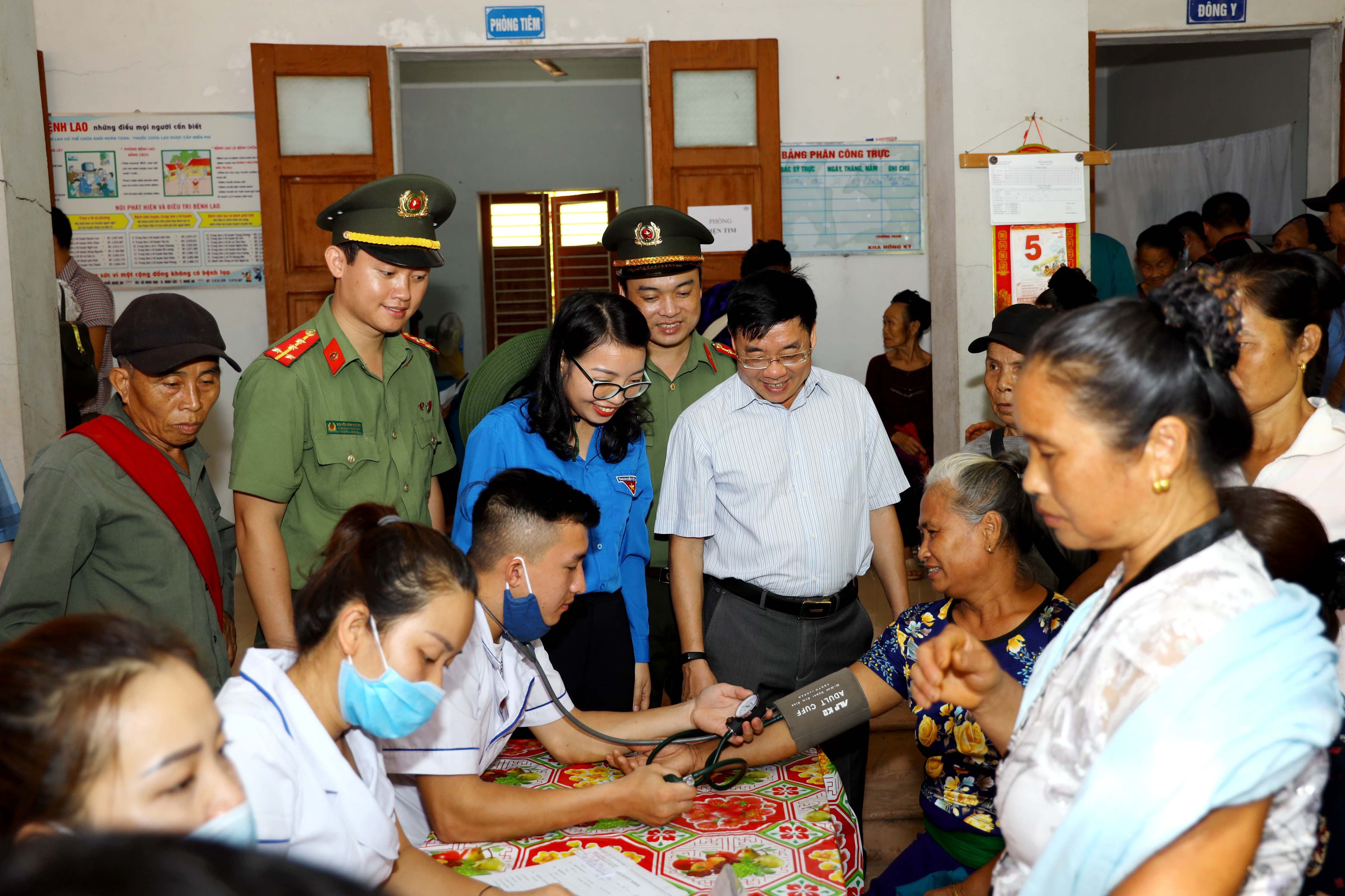 Lãnh đạo tỉnh động viên các chiến sỹ tình nguyên khám, phát thuốc miễn phí cho đồng bào biên giới xã Mỹ Lý. Ảnh Nguyên Sơn